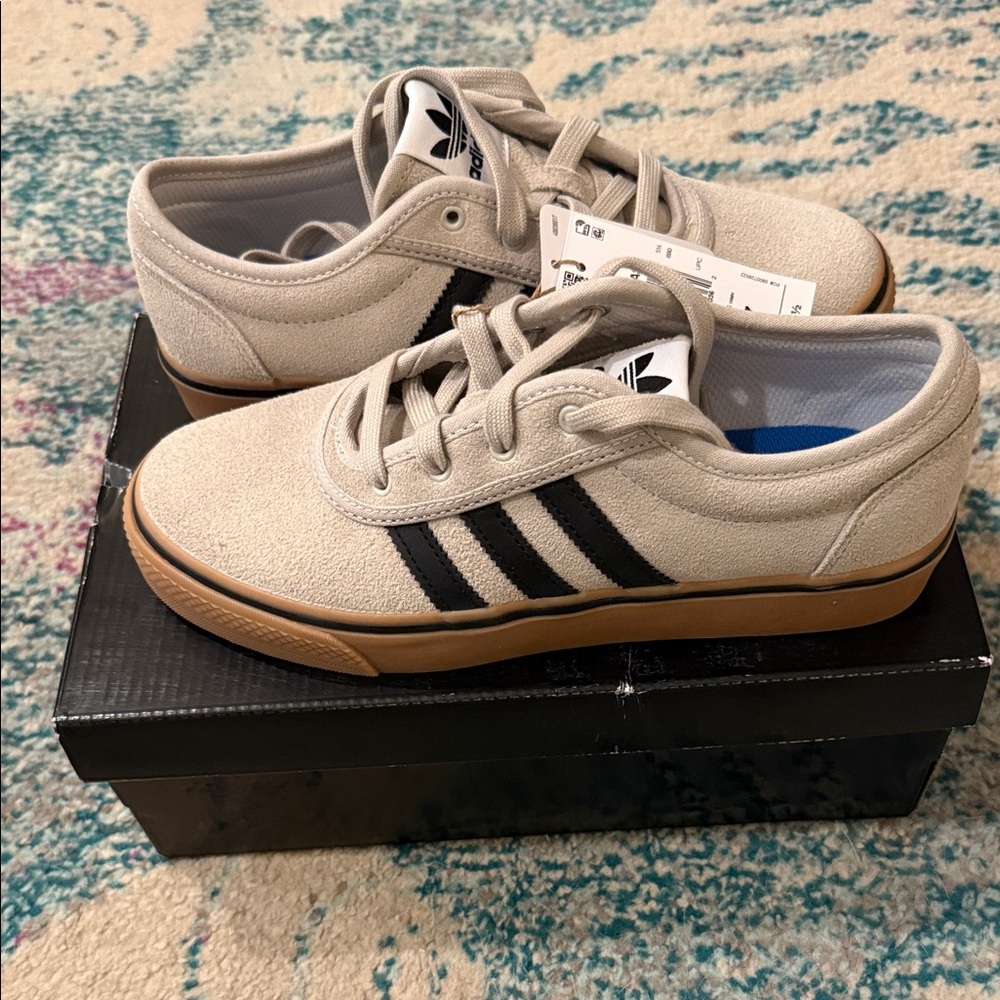 BNWT- Suede Adidas Tan and Black Sneakers 🖤🤎🌟